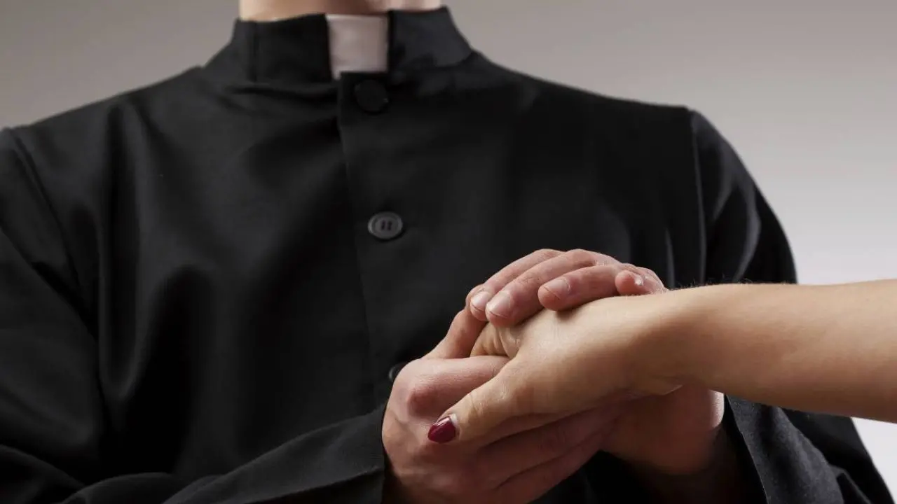 Tenta di violentare un'estetista durante la pedicure: sacerdote cosentino condannato a un anno di reclusione