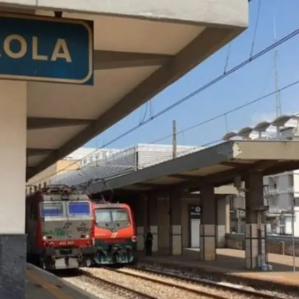 Paola, biciclette legate alle recinzioni della stazione: Paolab chiede rastrelliere e parcheggi sicuri\n
