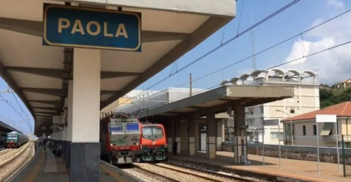 Paola, maresciallo eroe salva una ragazza sui binari: tragedia sfiorata