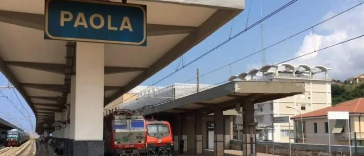 Paola, biciclette legate alle recinzioni della stazione: Paolab chiede rastrelliere e parcheggi sicuri\n