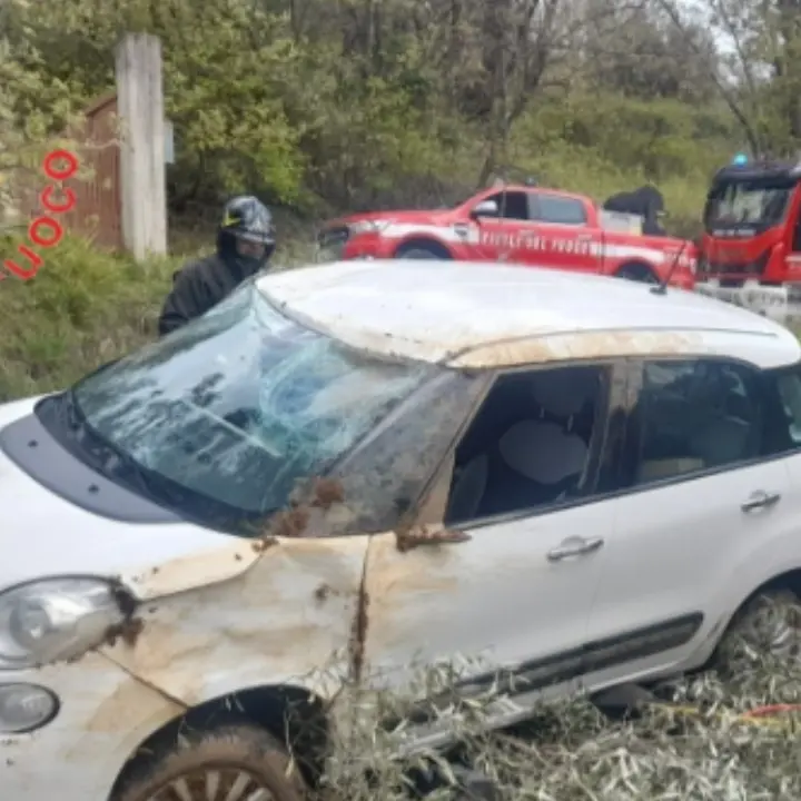 Cosenza, incidente a Sant’Ippolito: auto si ribalta, intervengono i vigili del fuoco
