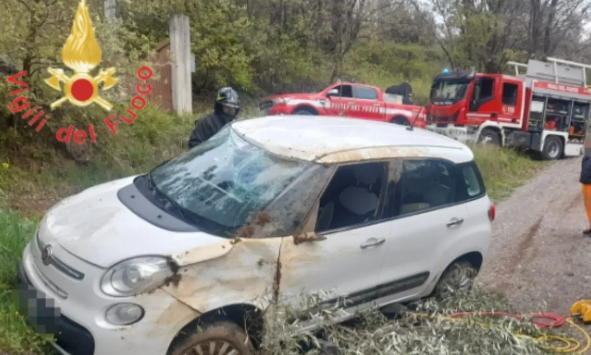 Cosenza, incidente a Sant’Ippolito: auto si ribalta, intervengono i vigili del fuoco
