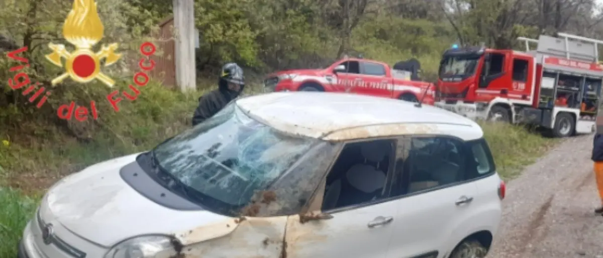 Cosenza, incidente a Sant’Ippolito: auto si ribalta, intervengono i vigili del fuoco