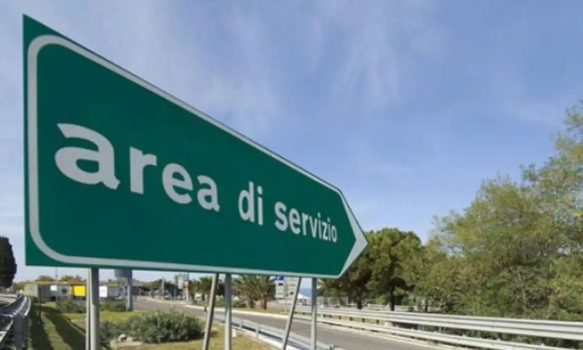 Scontri ultrà tra tifosi del Pisa diretti a Cosenza e del Latina