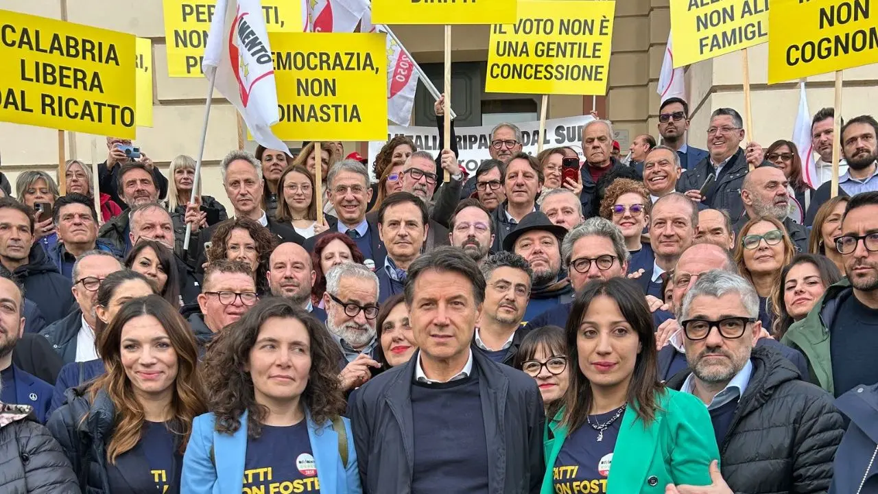 Conte trasforma Cosenza in capitale del M5S per un giorno | FOTO