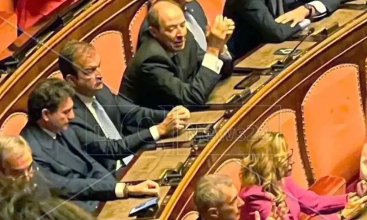Mario Occhiuto torna per la prima volta in Senato dopo la morte del figlio
