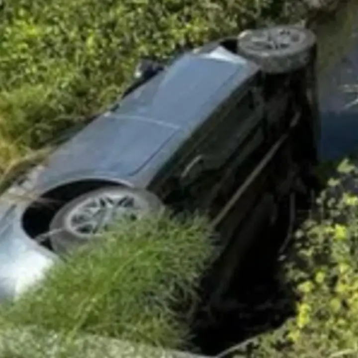 Scontro sulla SS106: auto finisce in un canale. Elisoccorso in azione