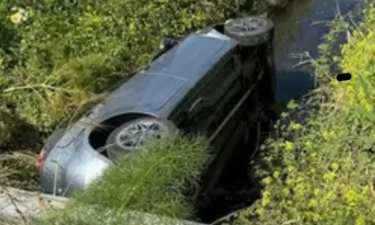 Scontro sulla SS106: auto finisce in un canale. Elisoccorso in azione