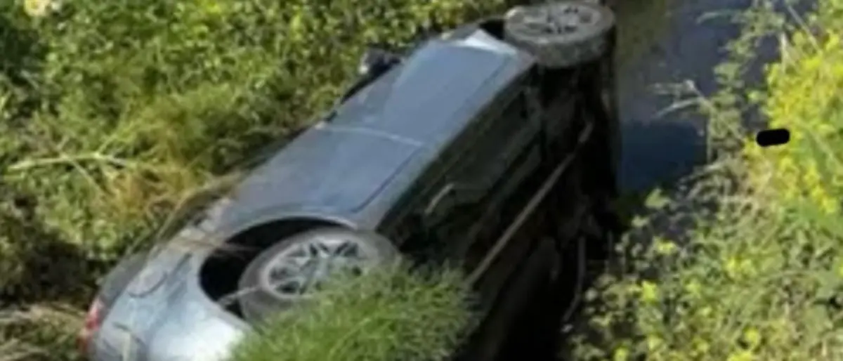 Scontro sulla SS106: auto finisce in un canale. Elisoccorso in azione