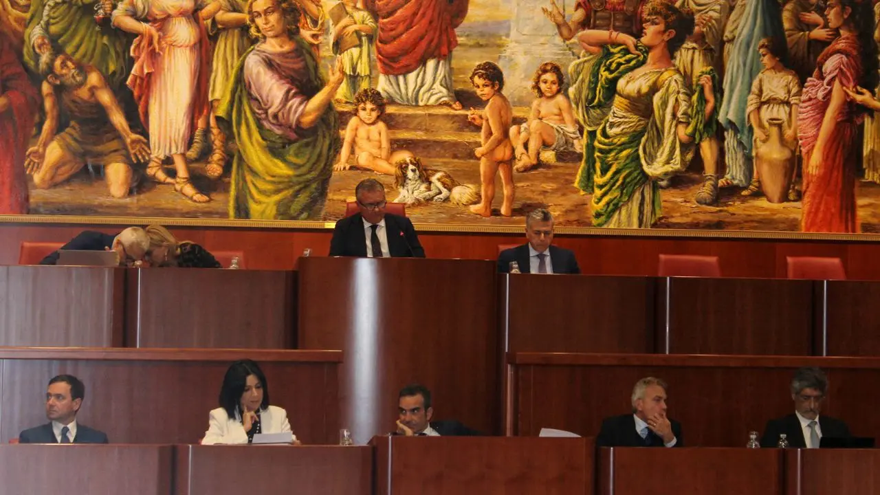 Consigliere supplente, come si cambia per non morire (politicamente): Occhiuto difende la norma che fece ritirare nel 2022