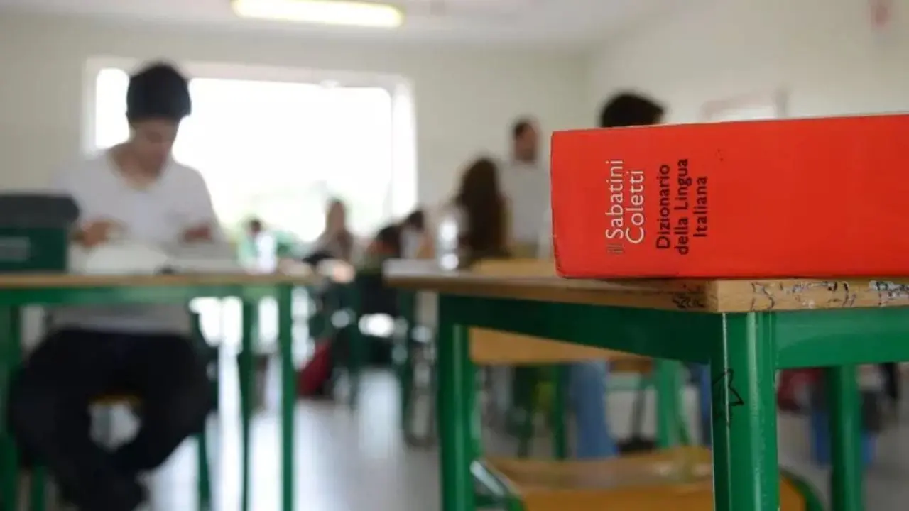 Abusi e molestie alle studentesse, arrestato un insegnante