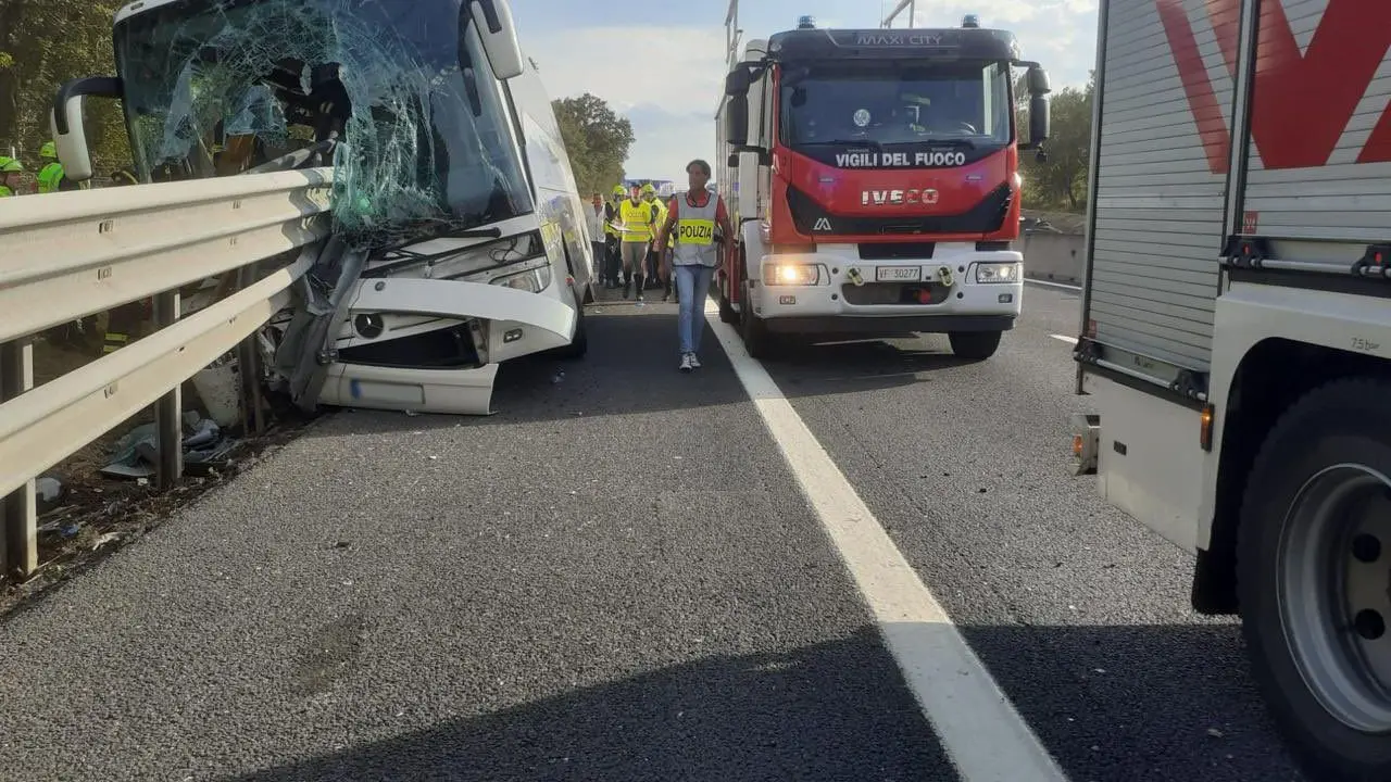 Incidente sull'A1, pullman bambini in gita tampona tir: 30 bimbi coinvolti, un ferito grave