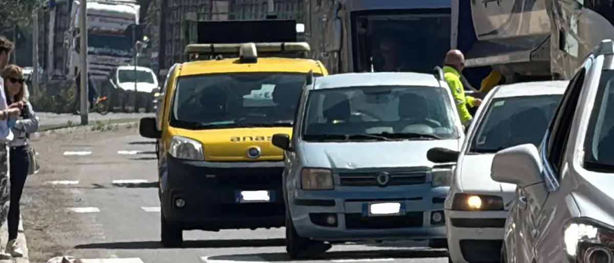 Corigliano Rossano, sulla SS 106 una Panda travolge un uomo. Traffico in tilt