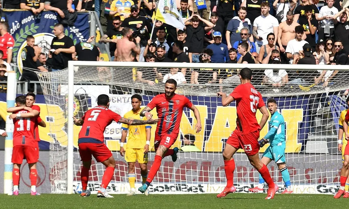 Cosenza, rammarico e rabbia dopo Frosinone. Ma il gruppo è con Alvini