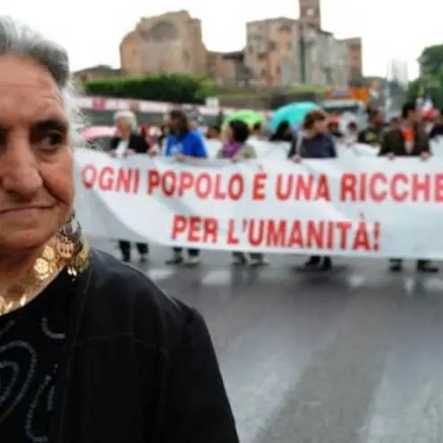 Cosenza celebra la Giornata Mondiale dei Rom con una cerimonia commemorativa