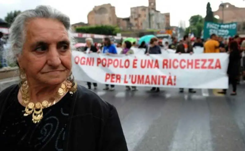 Cosenza celebra la Giornata Mondiale dei Rom con una cerimonia commemorativa