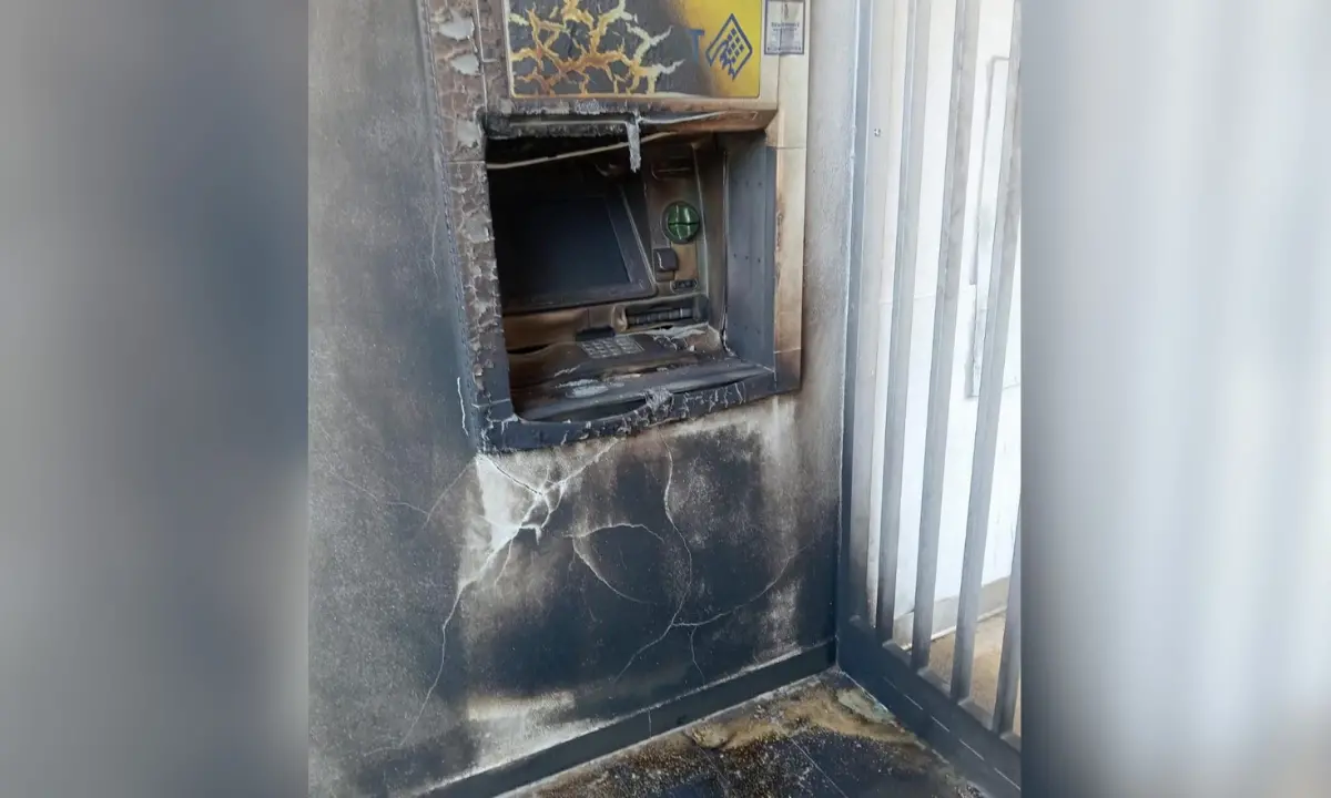 Roggiano Gravina, incendio nella notte: distrutto il bancomat dell’ufficio postale