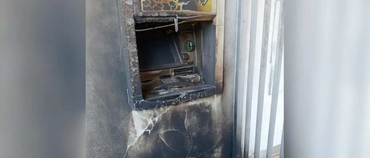 Roggiano Gravina, incendio nella notte: distrutto il bancomat dell’ufficio postale