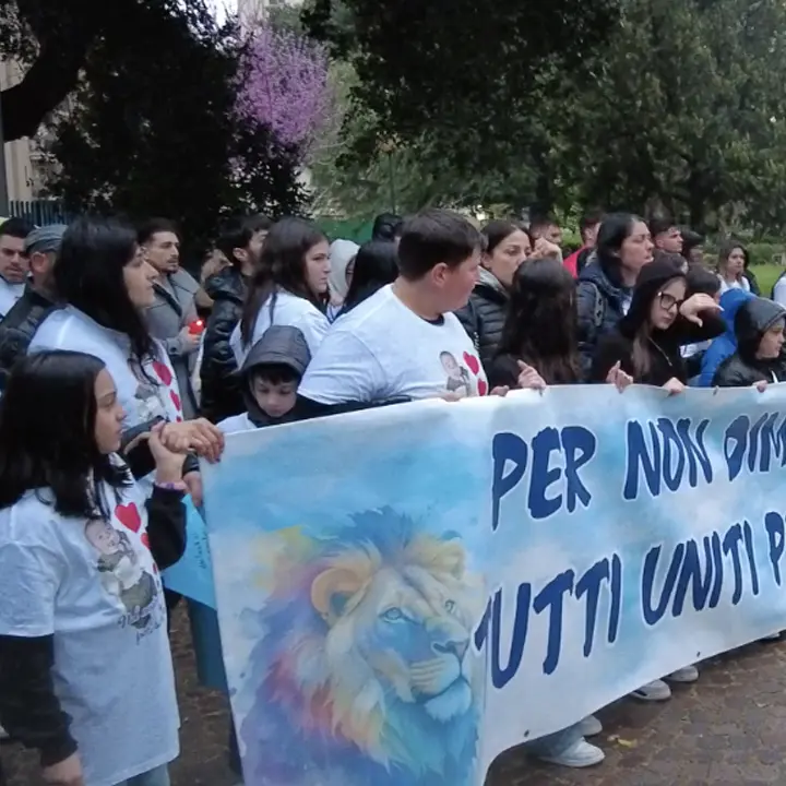 In marcia sotto la pioggia per non dimenticare il piccolo Saverio morto all'ospedale di Cosenza