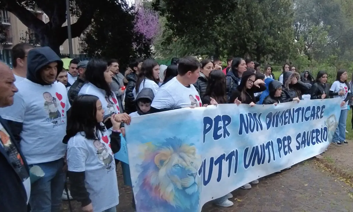In marcia sotto la pioggia per non dimenticare il piccolo Saverio morto all'ospedale di Cosenza