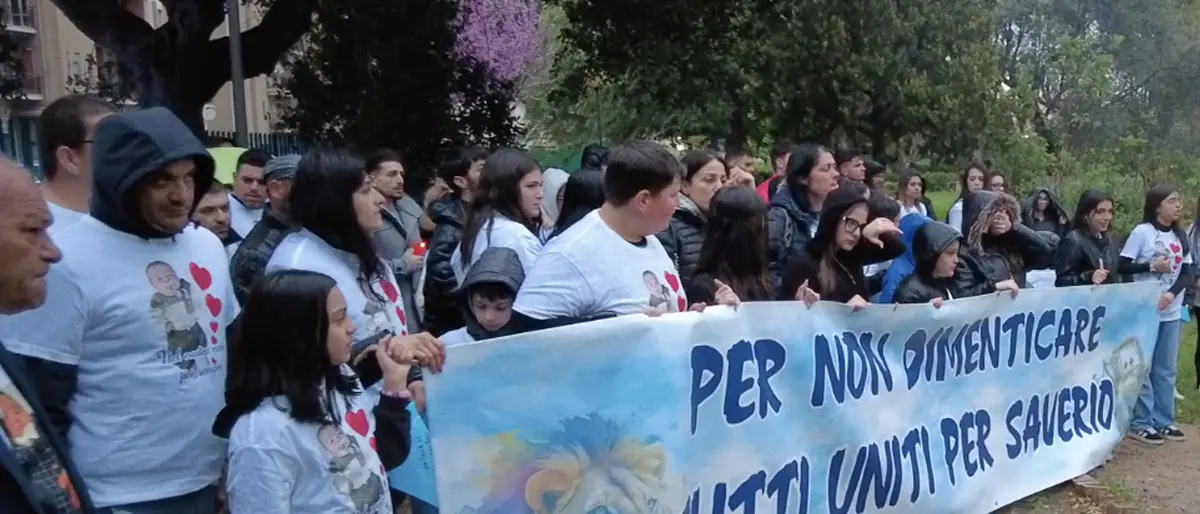 In marcia sotto la pioggia per non dimenticare il piccolo Saverio morto all'ospedale di Cosenza