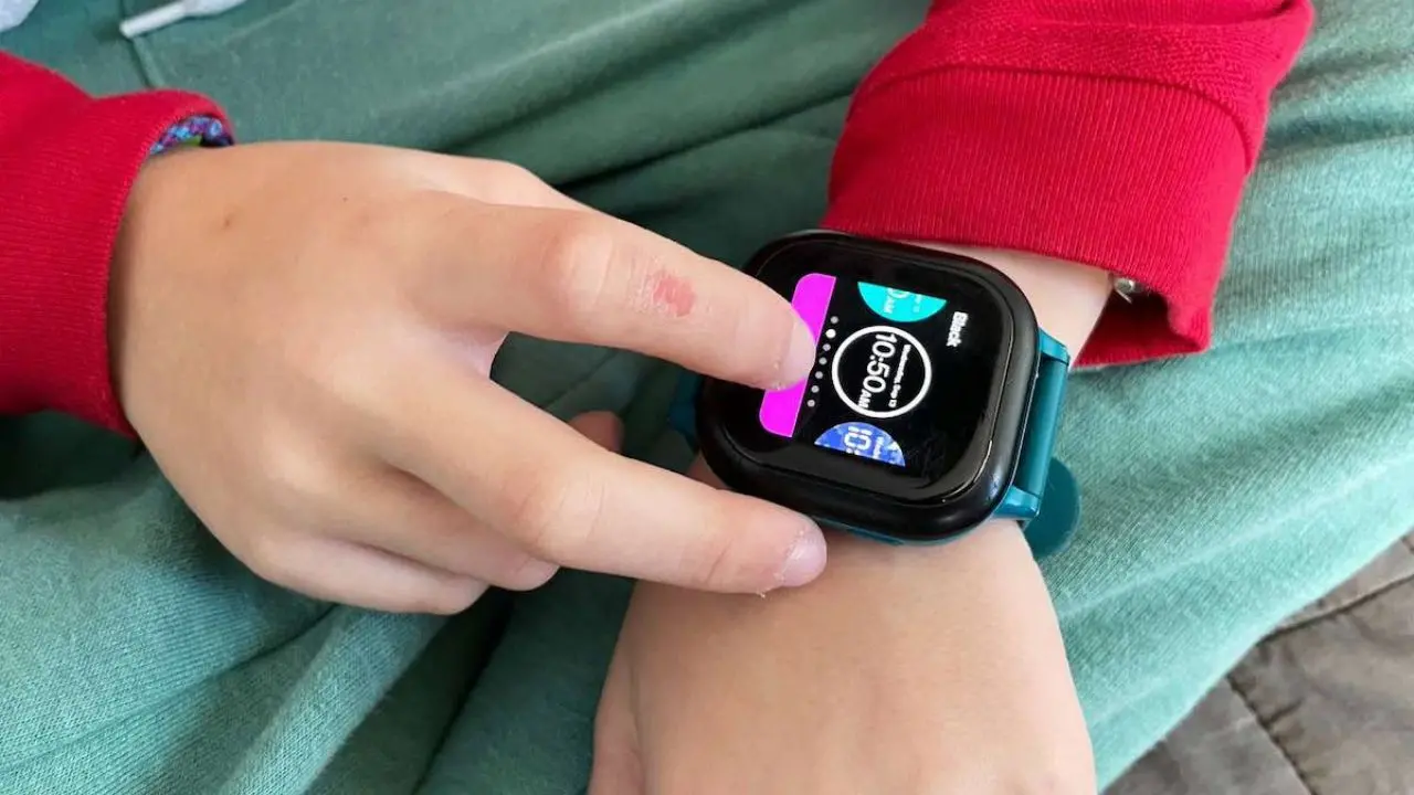 Bambino fa 70 telefonate con lo smartwatch e manda in tilt il centralino dei carabinieri