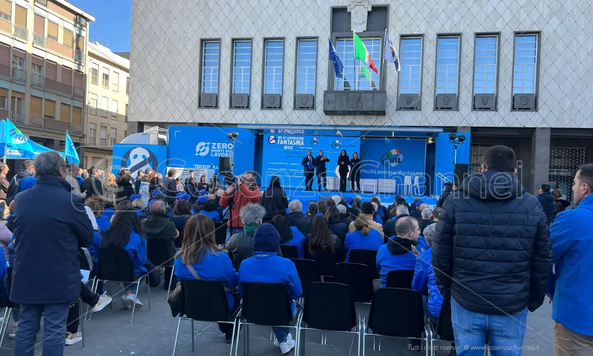 La Carovana UIL ferma a Cosenza, Bombardieri: «Senza il Sud non riparte l'Italia»