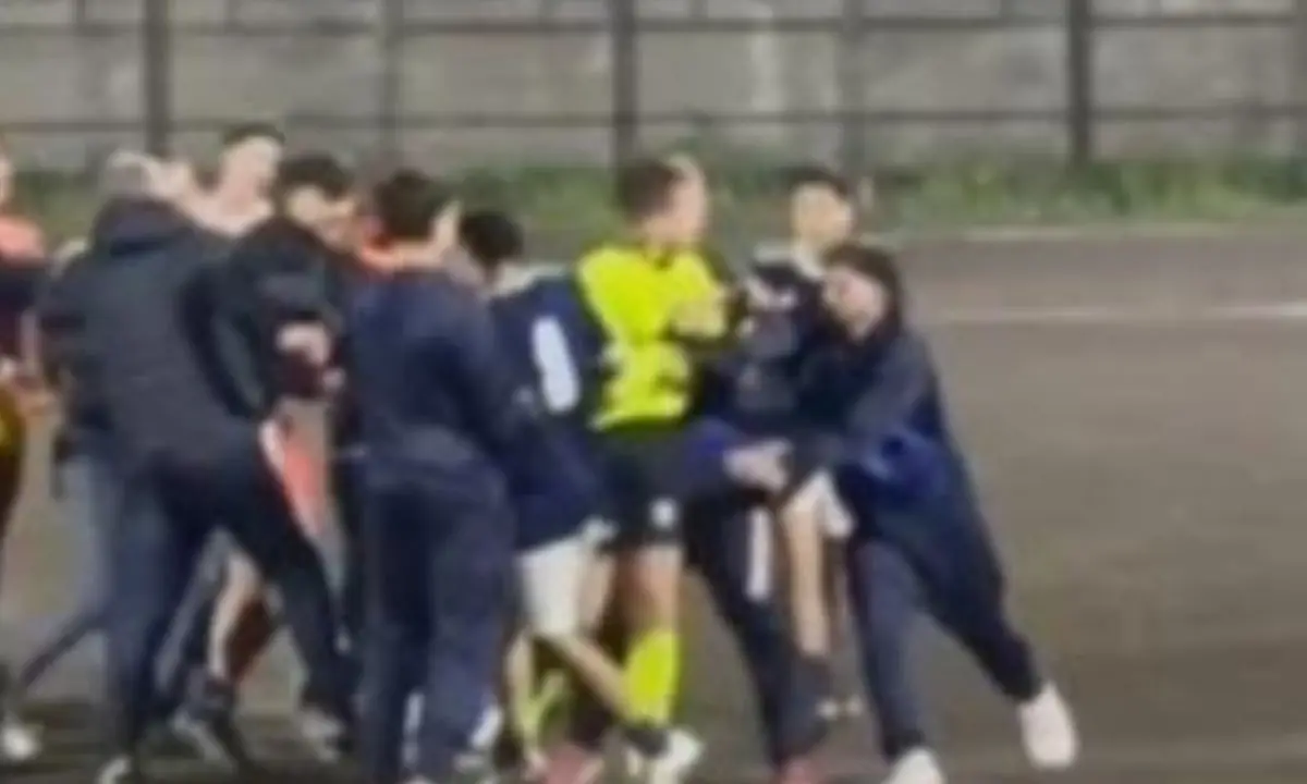 Calcio giovanile sotto shock: arbitro 19enne aggredito a calci e pugni durante una partita U17 a Riposto