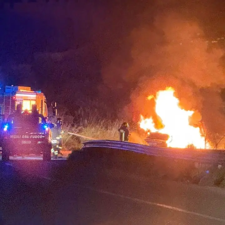 Auto in fiamme sulla Provinciale Cassano-Castrovillari: strada chiusa