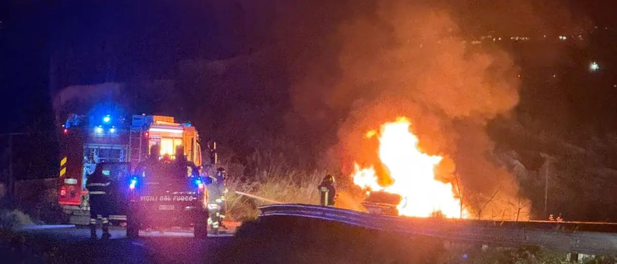 Auto in fiamme sulla Provinciale Cassano-Castrovillari: strada chiusa