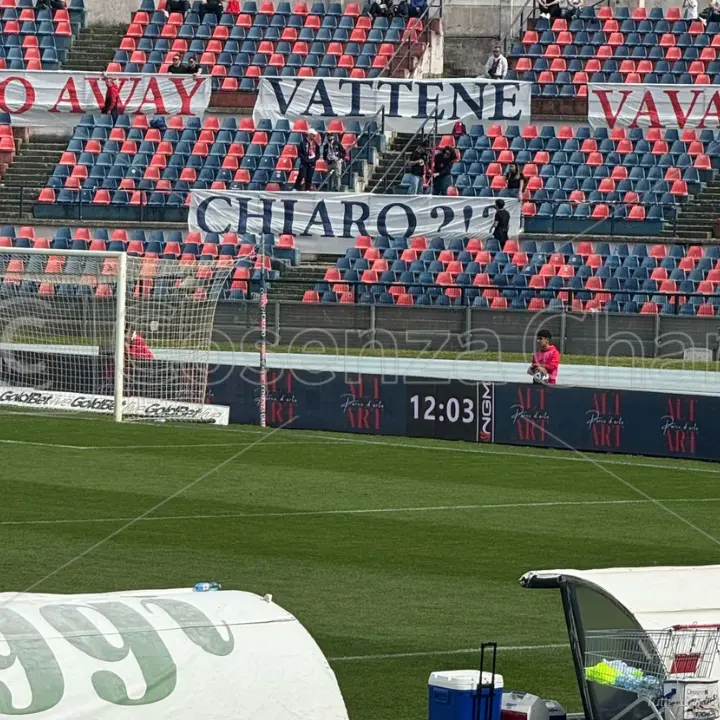 Contestazione alla società, striscione nella Curva Sud vuota e cori dalla Nord