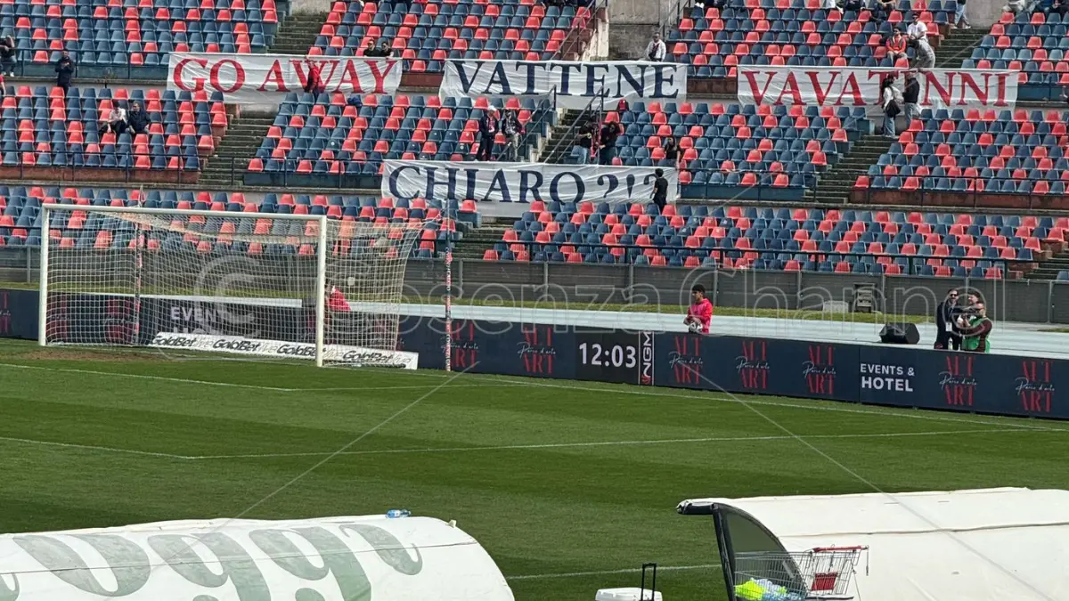 Contestazione alla società, striscione nella Curva Sud vuota e cori dalla Nord