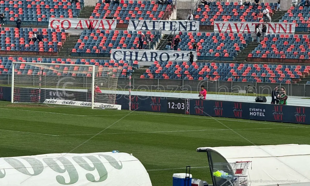Contestazione alla società, striscione nella Curva Sud vuota e cori dalla Nord