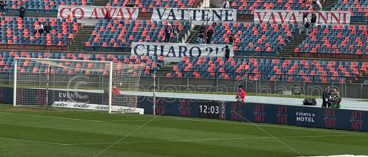 Contestazione alla società, striscione nella Curva Sud vuota e cori dalla Nord