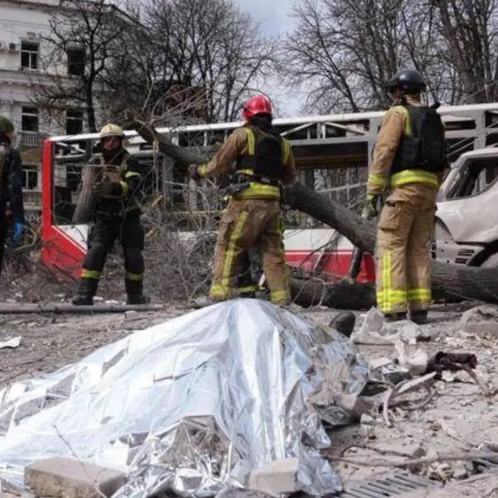 Kiev sotto attacco nella notte: almeno due morti e 13 feriti dopo raid russi\n