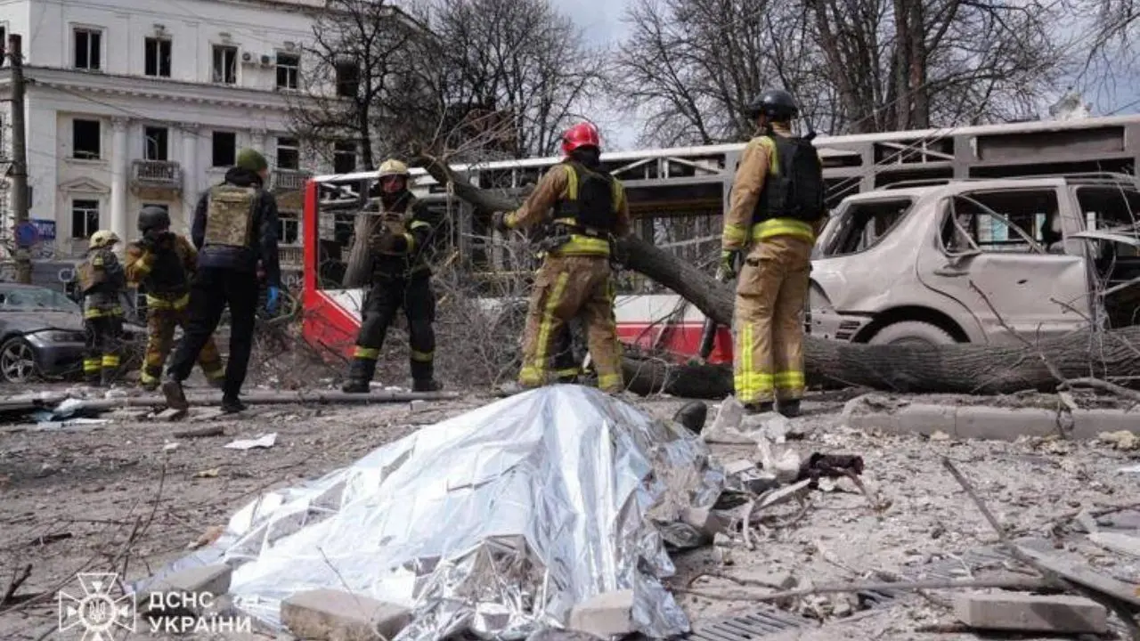 Kiev sotto attacco nella notte: almeno due morti e 13 feriti dopo raid russi\n