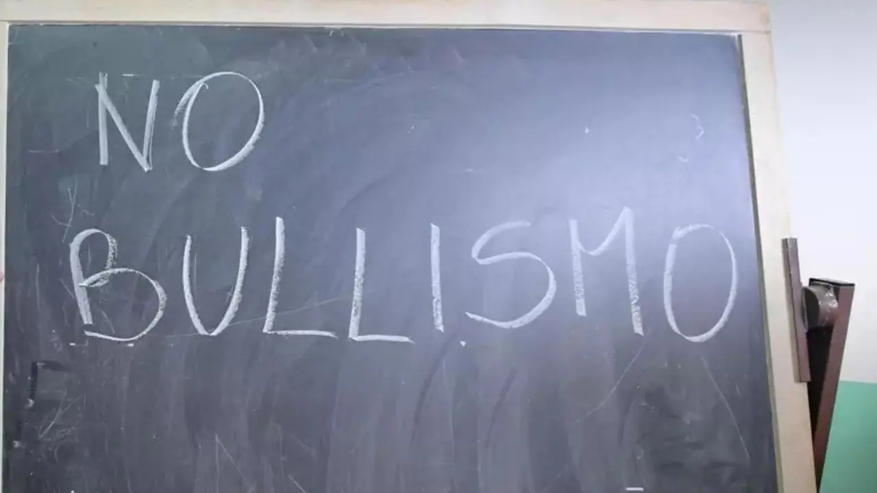 Tenta il suicidio a scuola, salvata da una compagna e da un professore: l'ombra del bullismo