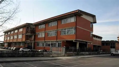 Studentessa tenta di gettarsi dalla finestra a scuola, salvata dai compagni
