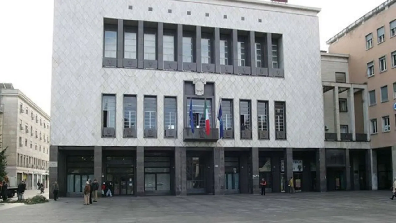 Cosenza, l'opposizione sui concorsi al Comune: «Tra i vincitori persone legate al sindaco»