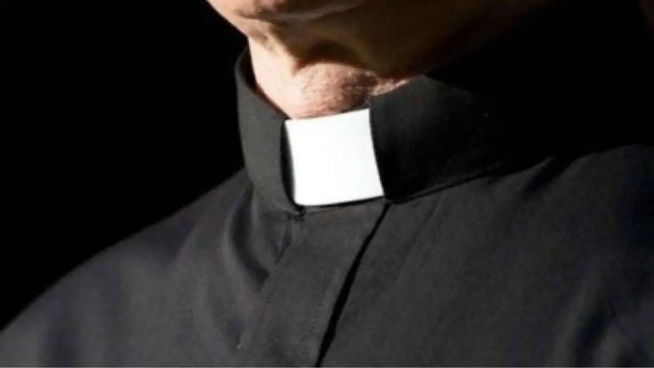 Sacerdote arrestato nel Bresciano, è accusato di violenza sessuale su minori