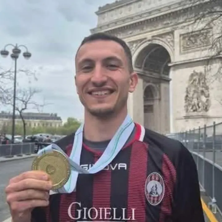 Con la maglia dell'Acri alla maratona di Parigi: l'omaggio di Kevin alla famiglia calabrese