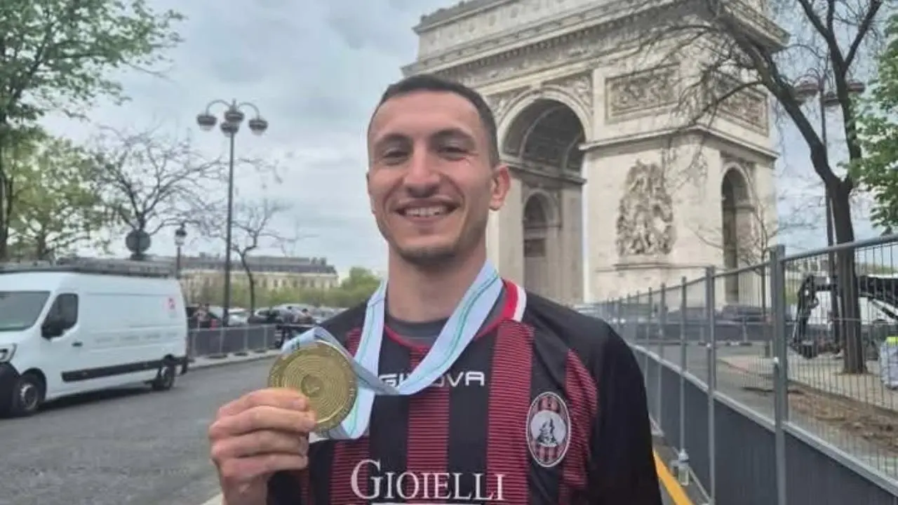 Con la maglia dell'Acri alla maratona di Parigi: l'omaggio di Kevin alla famiglia calabrese