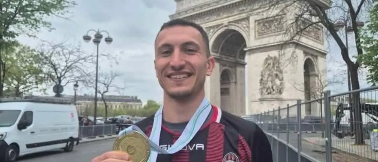 Con la maglia dell'Acri alla maratona di Parigi: l'omaggio di Kevin alla famiglia calabrese