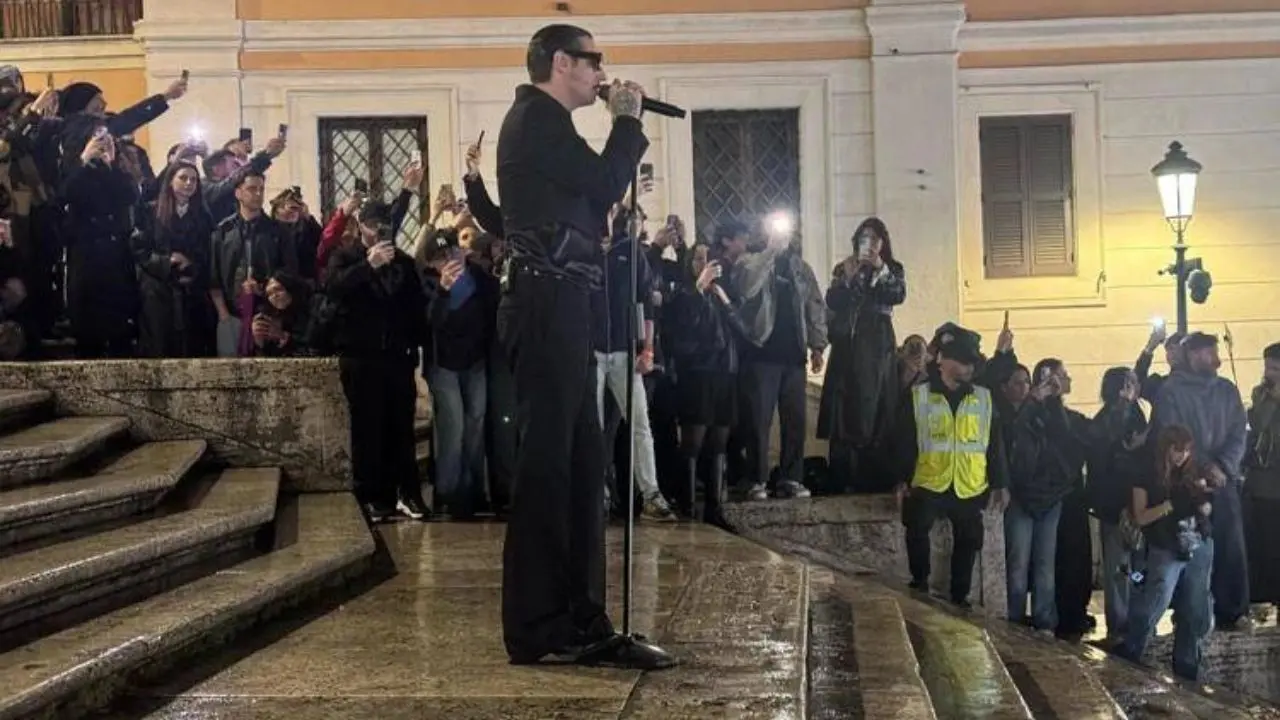 Achille Lauro infiamma Piazza di Spagna per l'anteprima del nuovo album