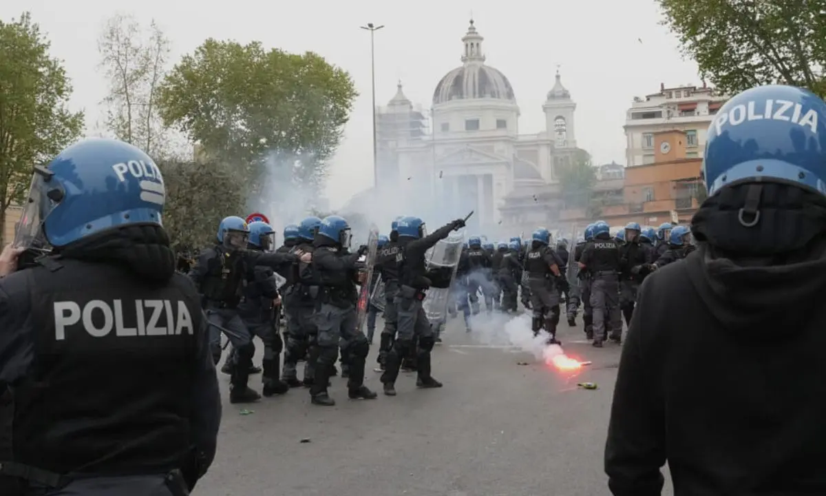Sei arresti dopo il derby e trasferte vietate agli ultrà di Roma e Lazio