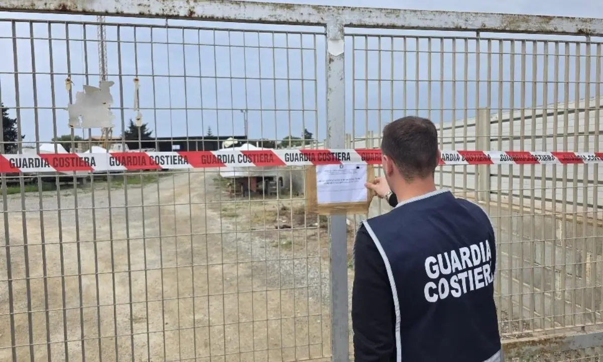 Sequestrato cantiere nautico abusivo a Isola Capo Rizzuto: violazioni ambientali ed edilizie
