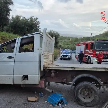Lamezia Terme, furgone si ribalta in discesa: tre feriti, due gravi