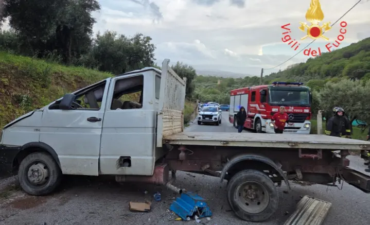 Lamezia Terme, furgone si ribalta in discesa: tre feriti, due gravi