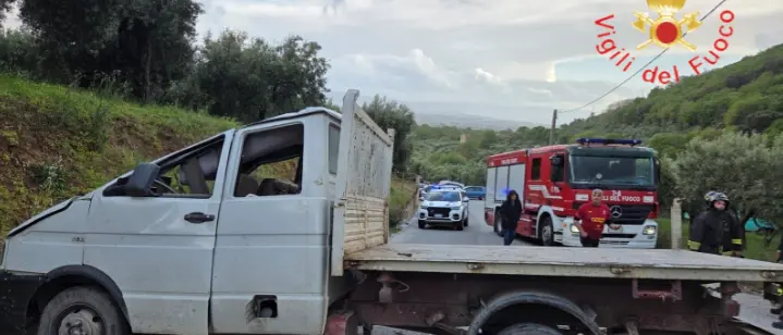 Lamezia Terme, furgone si ribalta in discesa: tre feriti, due gravi