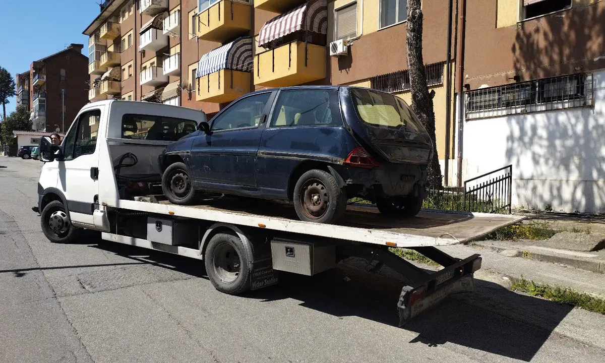 Cosenza, oltre 30 auto abbandonate rimosse dall'inizio dell'anno. Controlli sui rifiuti speciali delle attività commerciali
